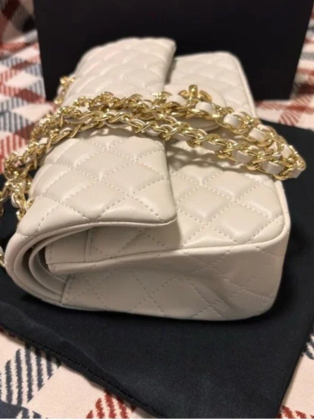 💎Chanel White Quilted Shoulder Bag with Gold Chain - Picture 2 of 8
